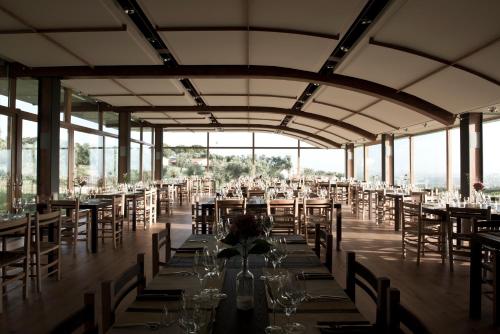 CoriにあるCincinnato Wine Resortのテーブル、椅子、メガネのある宴会場