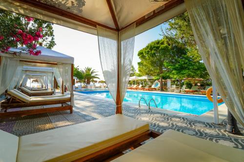 Bazén v ubytování Hotel Summery nebo v jeho okolí