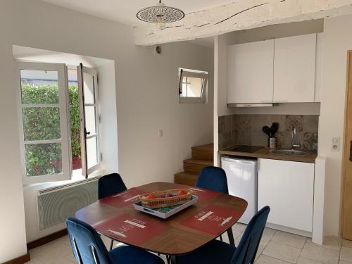 a kitchen and dining room with a table and chairs at LES CIGALES in L'Isle-sur-la-Sorgue
