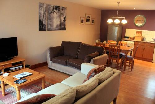 salon z kanapą i stołem w obiekcie No.2 Quarry Cottages w mieście Ballachulish