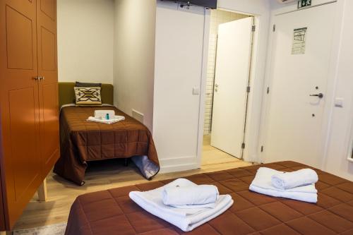 Tempat tidur dalam kamar di In Barcelos Hostel & Guest House