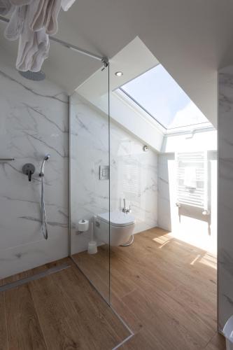 a bathroom with a shower and a bath tub at Apartamentos Playa De Los Barcos in Isla
