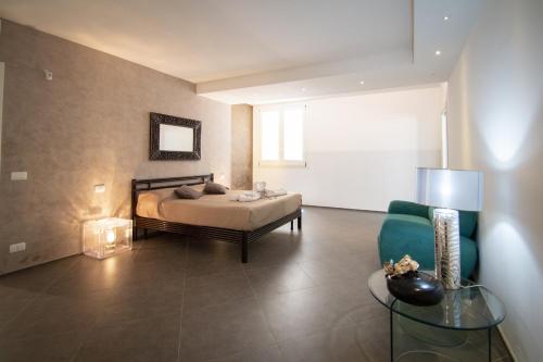 sypialnia z łóżkiem, kanapą i krzesłem w obiekcie Villa Afrodite | Luxury Villa and Pool w mieście Custonaci