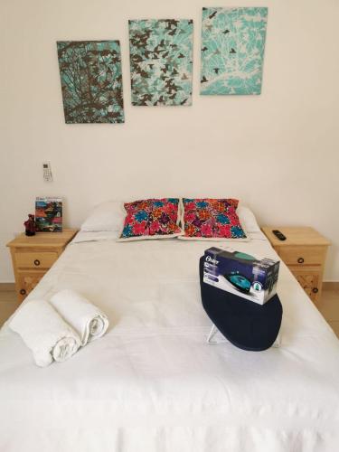 Un dormitorio con una cama con una maleta encima. en Terraza Sancris, en Tuxtla Gutiérrez