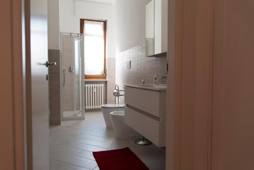 a bathroom with a toilet and a sink at Grande Bilocale in Alessandria