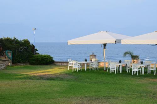 Gallery image of Alexandros Apartments , Beachfront Retreat near Petalidi with Private Sunbeds & Sea View in Kalamaki Messinia