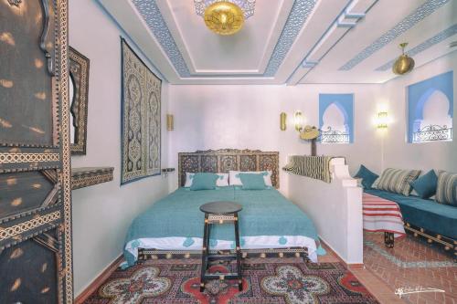 1 dormitorio con 1 cama, 1 cama y 1 sofá en Dar Rafik, en Chefchaouen
