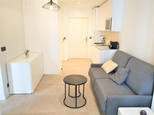 un salon avec un canapé et une table dans l'établissement ALSACE LORRAINE CENTRE MER 106, à Nice