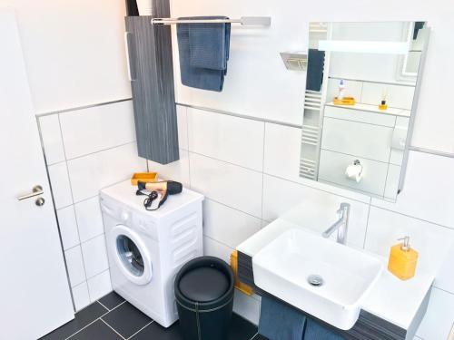 a bathroom with a toilet and a sink at Schöne, neue Ferienwohnung am Rhein und mit Balkon in Bingen am Rhein