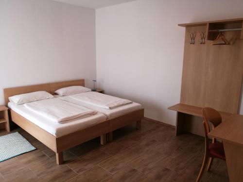 Postel nebo postele na pokoji v ubytování Dorf-Zimmer Mirth