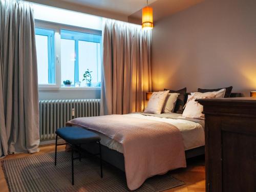 um quarto com uma cama e uma janela em ParkLake Design Apartment - Fabulous View - Netflix em Bucareste