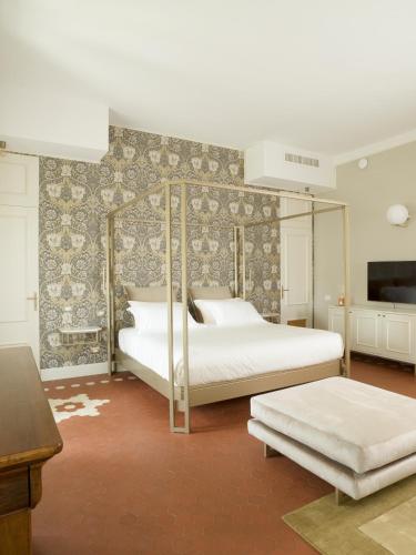a bedroom with two white beds and a wall at Villa Corallo Relais Chateaux in SantʼOmero
