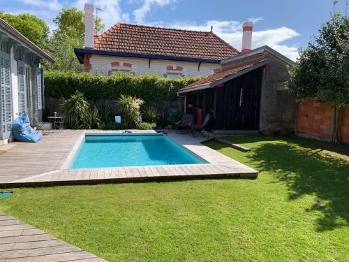 阿爾卡雄的住宿－Villa Madelon，一座房子的院子内的小型游泳池