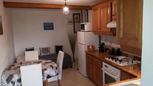 Corse village Calcatoggio location pour 2 pers avec terrasse 5 kms des Plages