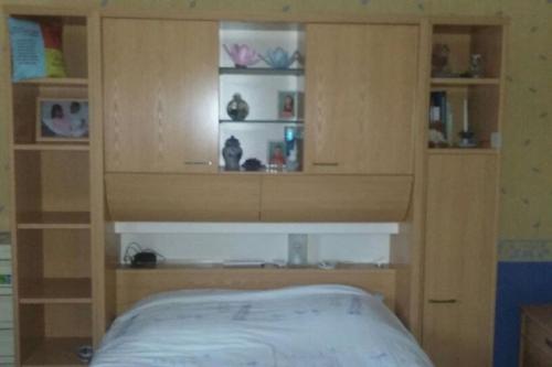 ein Schlafzimmer mit einem Etagenbett aus Holz und einem Schrank in der Unterkunft Grande maison a hiers brouage (proche ile oleron) in Hiers-Brouage