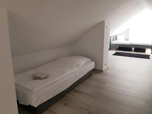 Ένα ή περισσότερα κρεβάτια σε δωμάτιο στο Apartament przy Wieży