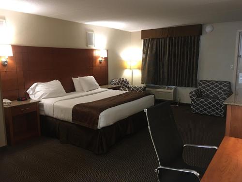 Postel nebo postele na pokoji v ubytování Ramada by Wyndham Rockville Centre