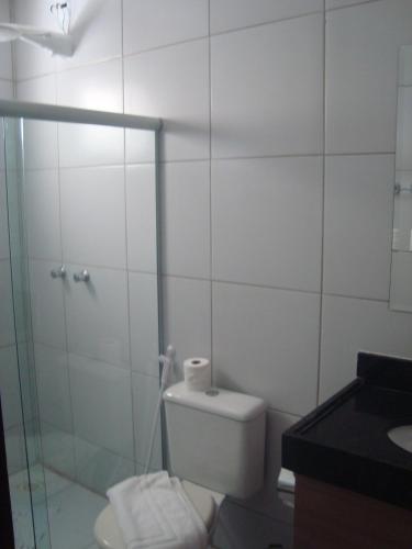 Bilik mandi di Pousada Villamor Nudista Liberal Adult Only