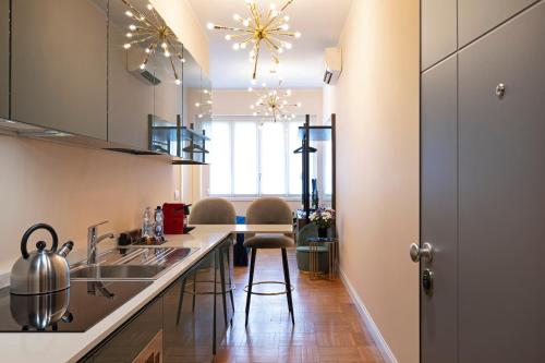 Milano Manzoni CLC Apartmentsにあるキッチンまたは簡易キッチン