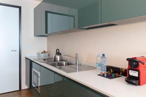 Milano Manzoni CLC Apartmentsにあるキッチンまたは簡易キッチン