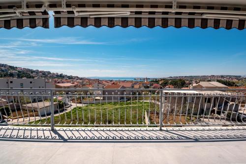 uma vista para a cidade a partir de uma varanda em Apartment Ankica with beautiful sea view em Podstrana