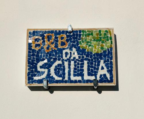 a sign that says be a scholar on a wall at Da Scilla in Punta Marina