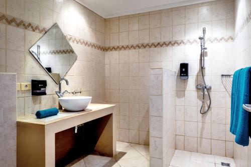 a bathroom with a sink and a shower at Ocean View Apartment Flounder at Den Laman in Kralendijk