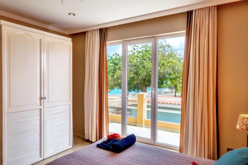 Un pat sau paturi într-o cameră la Ocean View Apartment Flounder at Den Laman