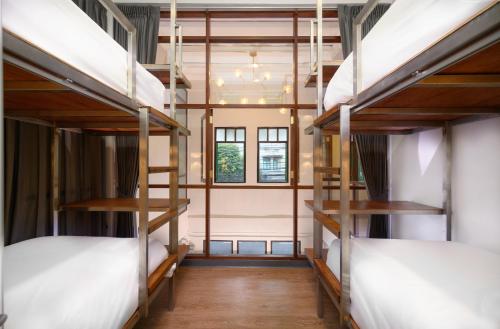 Ein Etagenbett oder Etagenbetten in einem Zimmer der Unterkunft REST IS MORE hostel