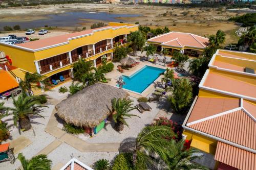 uma vista aérea de um resort com uma piscina em Djambo em Kralendijk