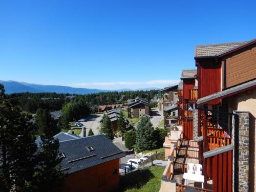 - Vistas a la ciudad desde un edificio en Les Eglantines studio non adapté aux personnes avec des difficultés physiques, en Bolquere Pyrenees 2000