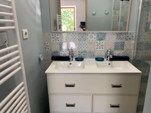 リル・シュル・ラ・ソルギュにあるLES LAURIERSのバスルーム(白い洗面台、鏡付)