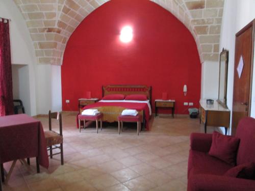 レヴェラーノにあるB&B Largo Fontanaの赤い部屋(ベッド1台、テーブル、椅子付)