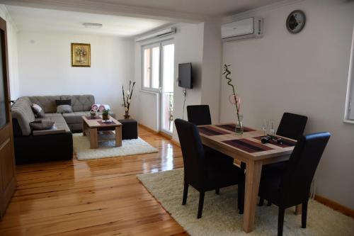 un salon avec une table et un canapé dans l'établissement Apartman Vesna, à Višegrad