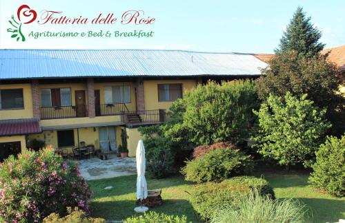 vistas al hotel desde el jardín en Fattoria Delle Rose, en Salussola