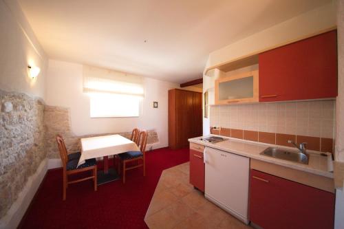 Кухня или мини-кухня в Hotel Villa Barbat
