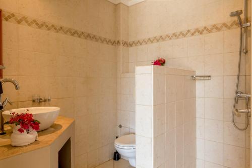 łazienka z toaletą i umywalką w obiekcie Luxury Studio Rough Scad at Den Laman w mieście Kralendijk