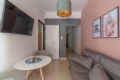 un salon avec un canapé et une table dans l'établissement Coco Deluxe Apartment city center of Heraklion, à Héraklion