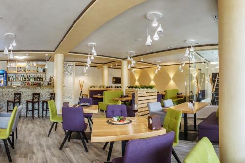 Whiteberry hotelにあるレストランまたは飲食店