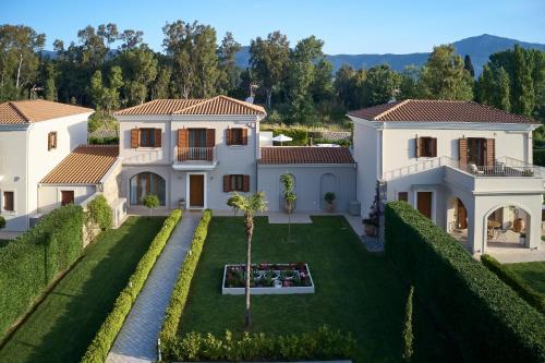 uma vista aérea de uma casa com um quintal em S & O Villas Corfu em Dassia