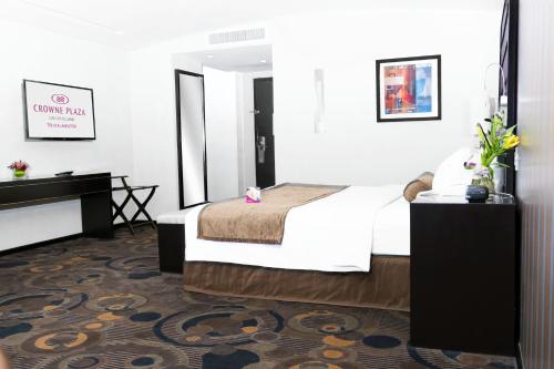 a hotel room with a bed and a mirror at Crowne Plaza Toluca - Lancaster by IHG in Toluca