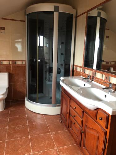 Phòng tắm tại Villa Encinas Piscina Climatizada