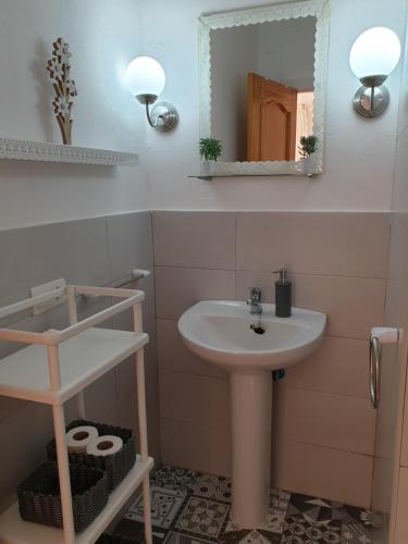 a bathroom with a sink and a mirror at Sol y Sombra Apartamento con entrada independiente in Isla del Moral