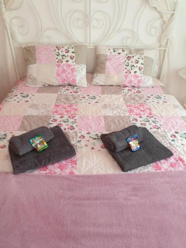 a bed with two pillows on top of it at Sol y Sombra Apartamento con entrada independiente in Isla del Moral