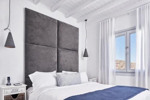 Кровать или кровати в номере Katikies Villas Mykonos