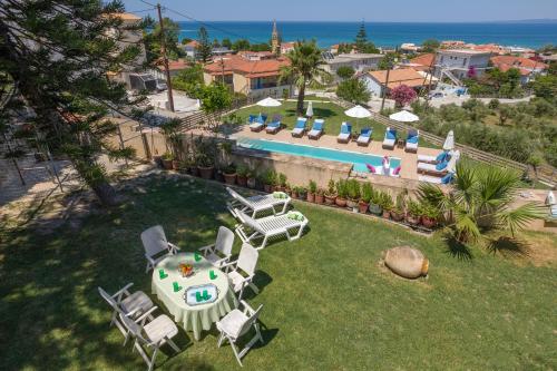 Bazén v ubytování Vallia's Seaview Complex nebo v jeho okolí