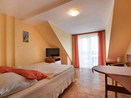 a hotel room with two beds and a window at Pensjonat Anker pokoje in Ustronie Morskie
