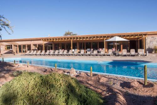 Peldbaseins naktsmītnē Hotel Cumbres San Pedro de Atacama vai tās tuvumā