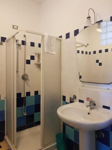 W łazience znajduje się umywalka i prysznic. w obiekcie HOTEL TERME MARINO w mieście Ali Terme