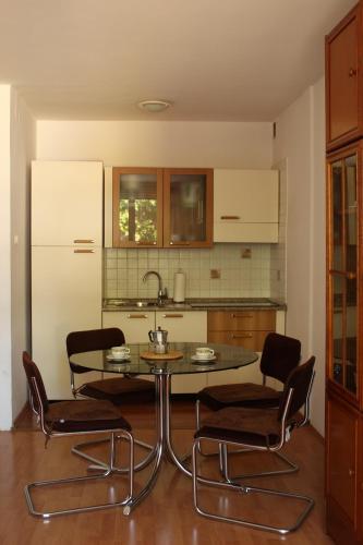 cocina con mesa, sillas y fregadero en Apartment Key en Rovinj